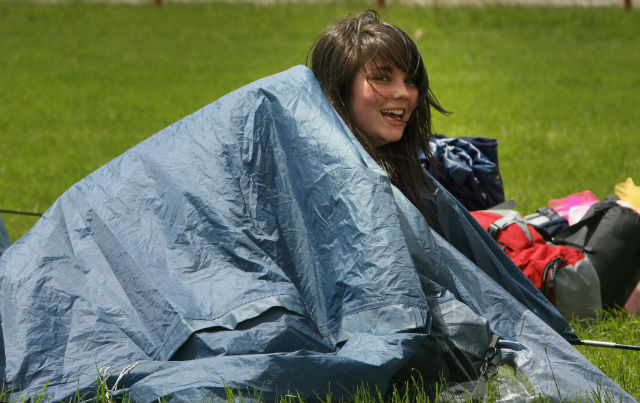 festival-girl-camping-fastlane
